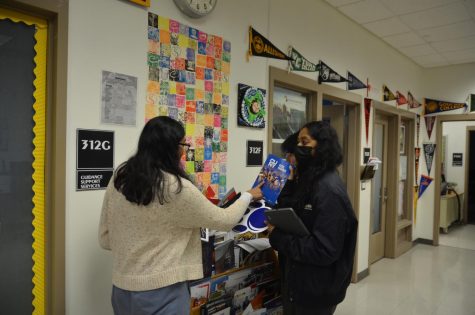 Seniors share their experiences and give advice about the early college admissions process.