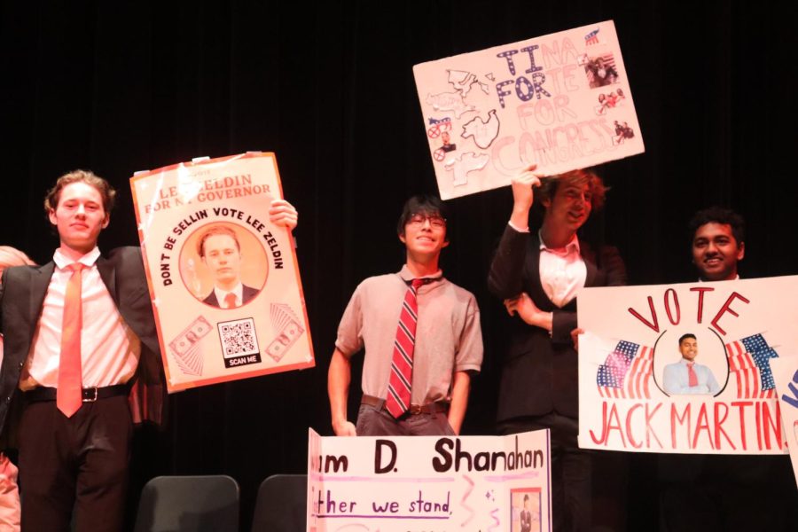The Republican candidates show their posters and slogans.