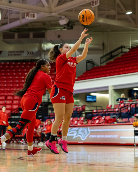 Townsend Harris alumna Io plays for Stony Brook University Women’s Basketball team as a guard.