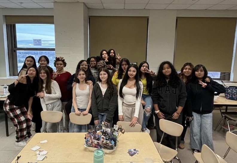 Members of the Baking Brigade club decorated a cake together during a club meeting before Winter Break.