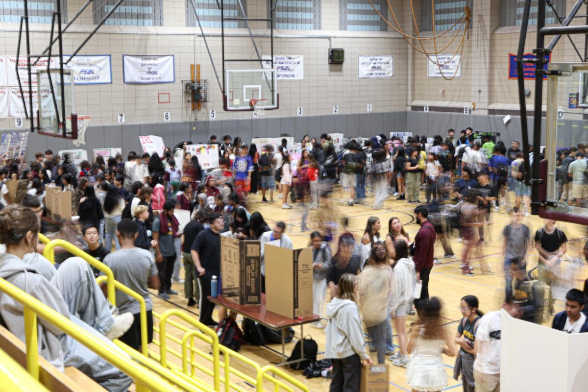 Students participating in the club fair last September. The SU recently announced there would be a new system to select board members for clubs. Sebastian Koniarz, Aryan Sheikh, and Aarav Singh believe this new change has introduced more fairness when selecting board members. 